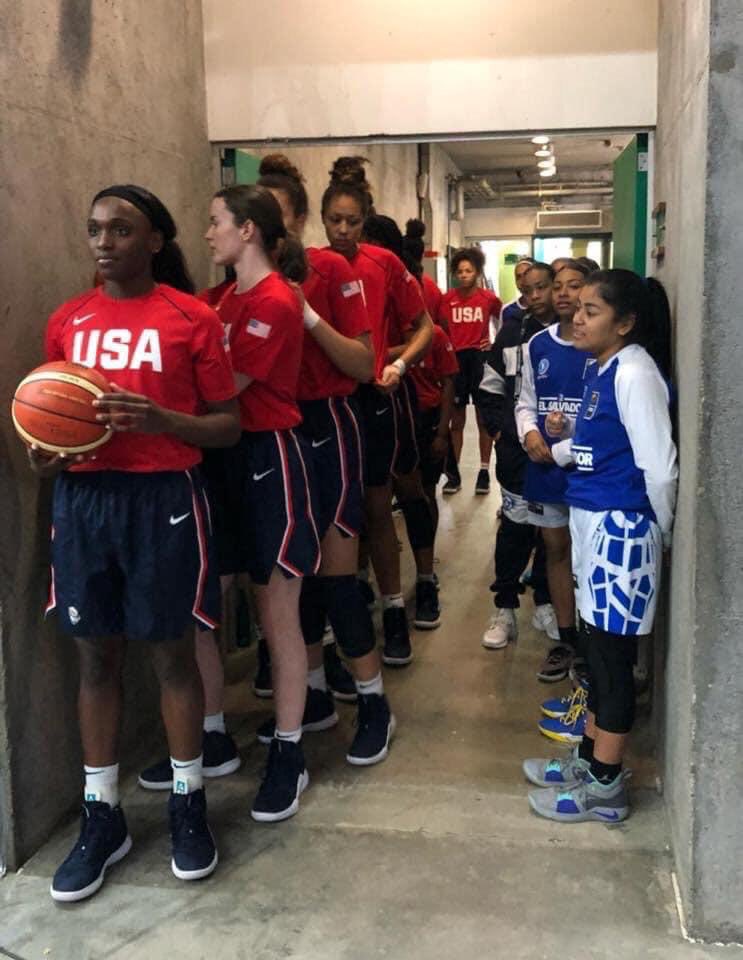 Team USA’s 🇺🇸 U16 women’s basketball team standing next to El Salvador’s 🇸🇻 U16 team. The score was 114 to 19.