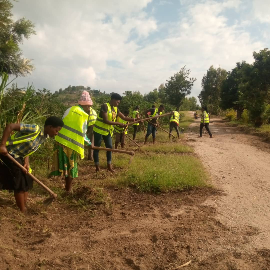 RuhangoDyvcp's tweet photo. None kuwa 21 Gicurasi 2024. Abakorerabushake ba @RwandaYouthVol1 muri @RuhangoDistrict #MbuyeSector Twakoze ibikorwa bikurikira:
➡️Guharura Umuhanda kuburebure bwa 1,8km 
➡️Gutunganya Inzira z'Amazi Hagamijwe kuwurinda kwangirika
#Ntakudohoka 
@RwandaLocalGov @Louis_muhoz https://t.co/tjZly2wECd