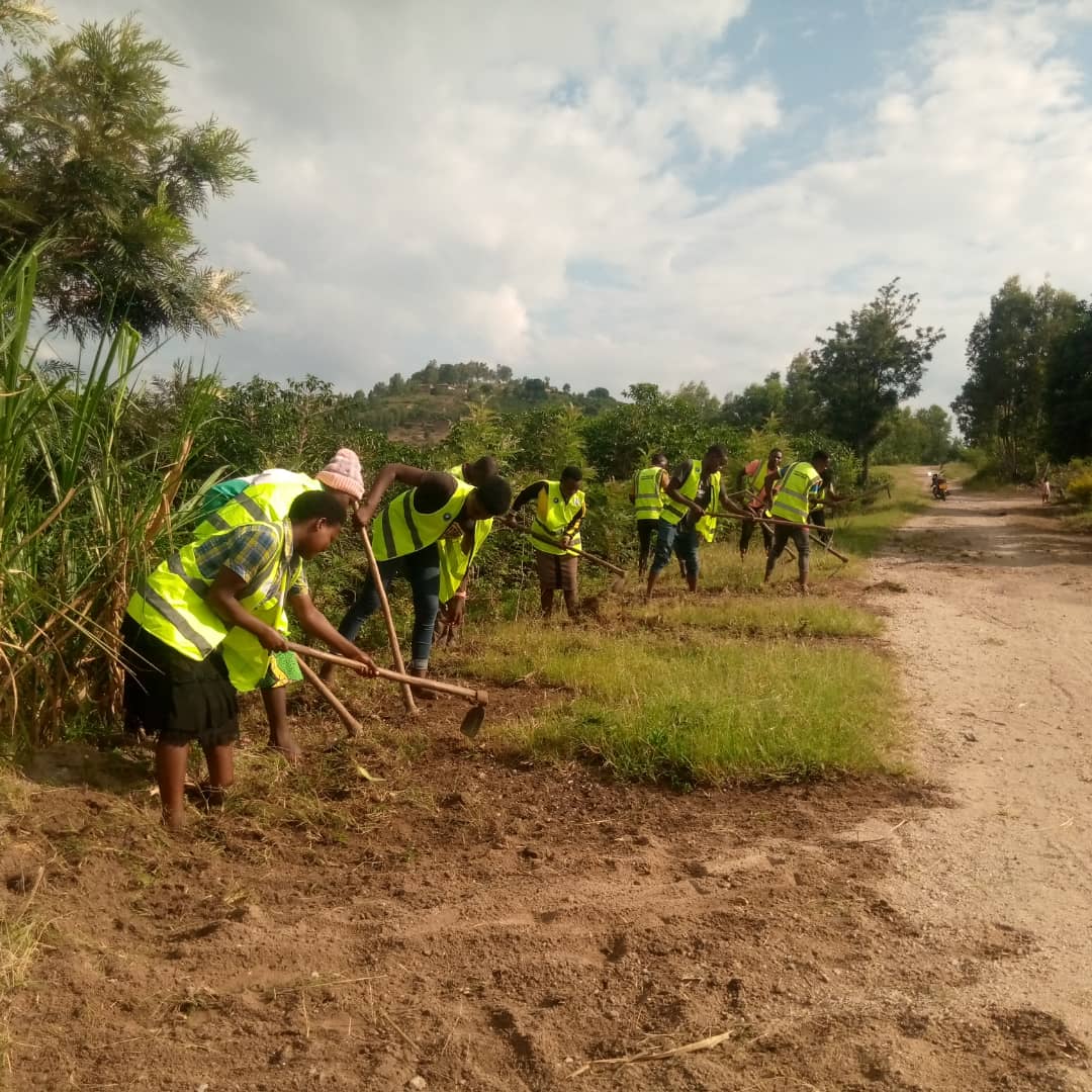 RuhangoDyvcp's tweet photo. None kuwa 21 Gicurasi 2024. Abakorerabushake ba @RwandaYouthVol1 muri @RuhangoDistrict #MbuyeSector Twakoze ibikorwa bikurikira:
➡️Guharura Umuhanda kuburebure bwa 1,8km 
➡️Gutunganya Inzira z'Amazi Hagamijwe kuwurinda kwangirika
#Ntakudohoka 
@RwandaLocalGov @Louis_muhoz https://t.co/tjZly2wECd