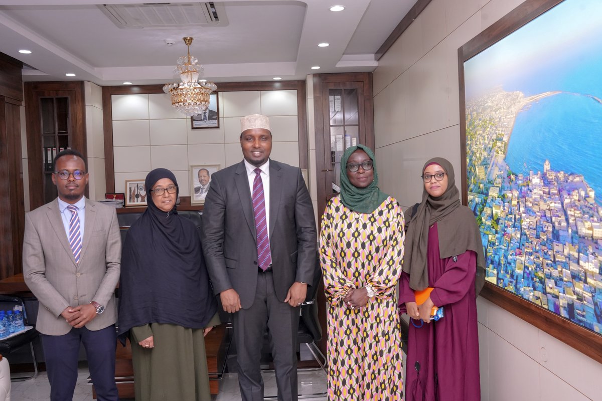 H.E. @HonBeenebeene held a productive meeting today with Dr. Mary Otieno, Country Director a.i of @UNFPA_SOMALIA. Their discussion centered on strengthening partnerships in priority areas, including the National Census and coordination of Population and Development initiatives.