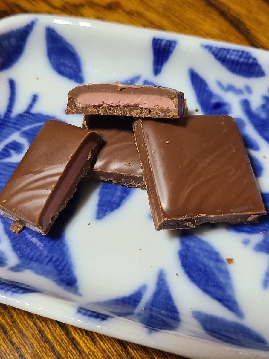 今日からのチョコは、ピープルツリーさんのオーガニックストロベリーフィリングです。開けるとあまーいチョコの香りがします。有機苺のチョコクリームフィリングを黒糖ミルクチョコで包んであります。甘くてこくのあるミルクチョコの味がします。