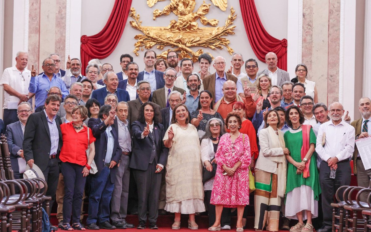 Dan su apoyo a Xóchitl Gálvez 250 intelectuales, entre ellos el suegro de Álvarez Máynez Toluca, Méx., A menos de dos semanas para los comicios, un grupo de más de 250 intelectuales, entre académicos, escritores, historiadores, periodistas e integrantes de la comunidad