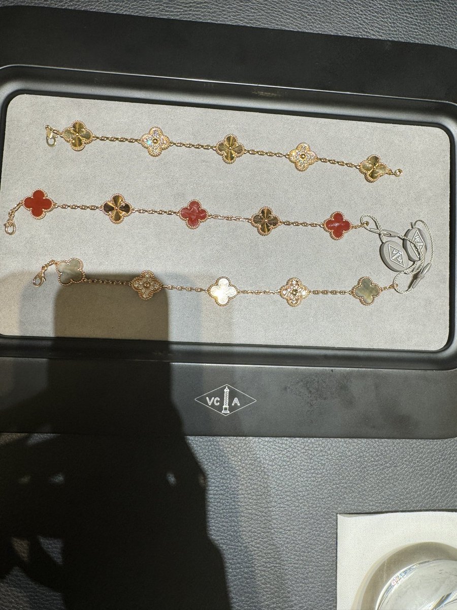 bibibi1348's tweet photo. ヴァンクリ ホーチミン 在庫すごすぎた🫨
バンコクは全然なかったよーって言ったら
ホーチミンは新しく店舗できたらしくまだ在庫確保できてるらしい https://t.co/7XiFsZkuit