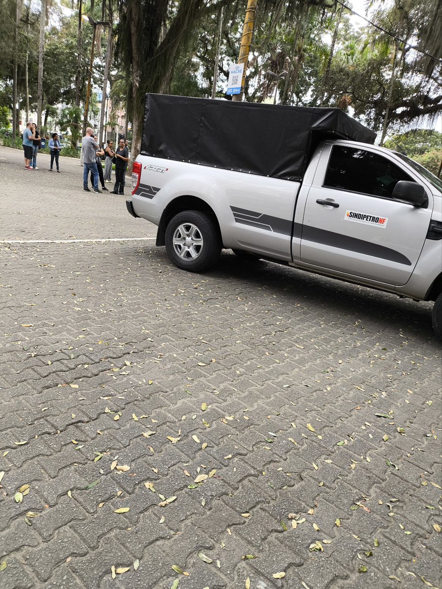 Essa turma toda meteu o dedo no 13 ... Agora o 9 DEDOS tá afundando a Petrobrás a galera quer greve ....