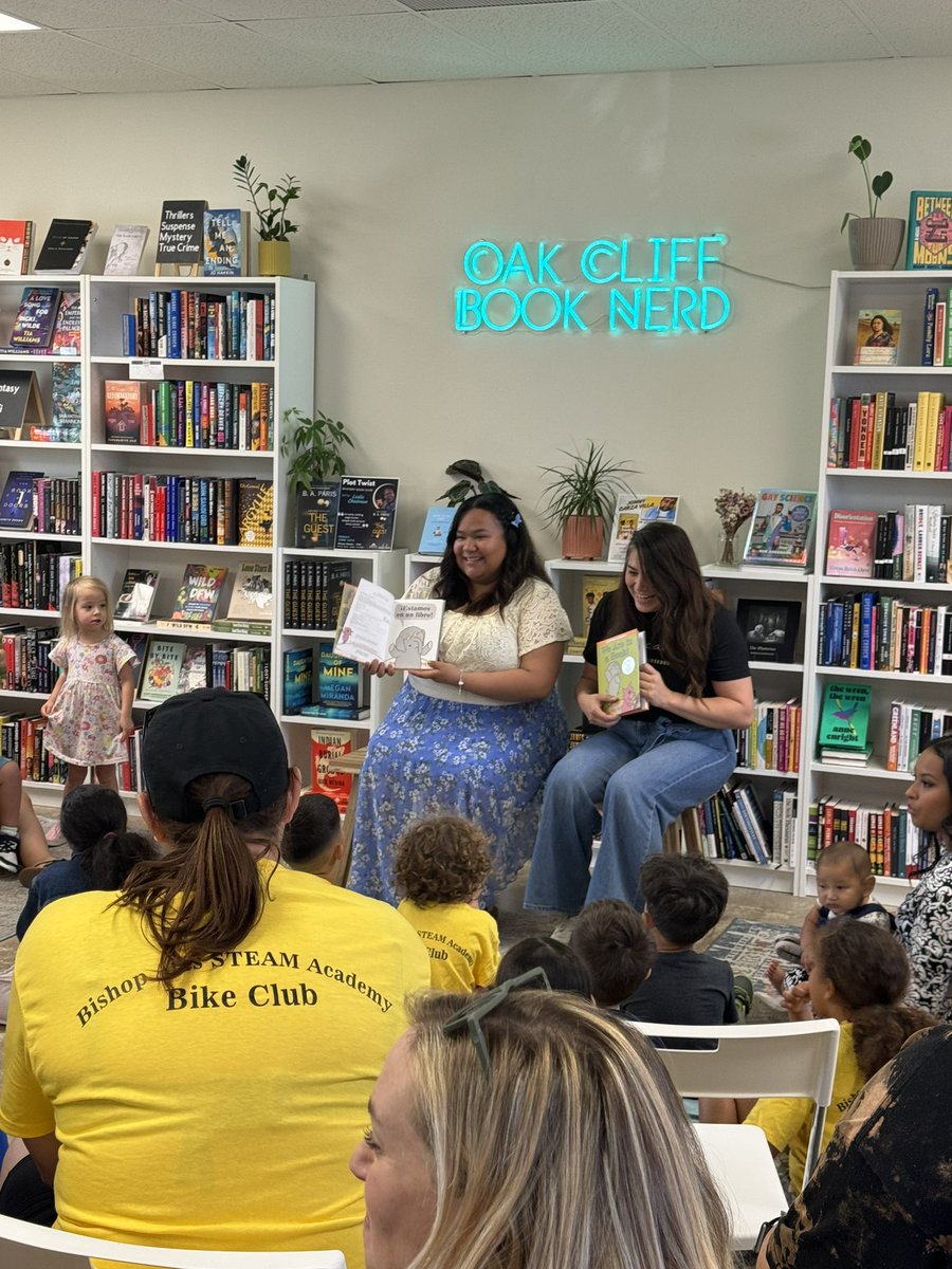 SunsetCA17's tweet photo. This Saturday, graduating senior Jazmine Triana, was invited by Claudia Vega to read for Bilingual Story time at @Whosebooks. What an exciting event and they had special guest for our young guests. Way to go Jazmine!!! https://t.co/gTYcUJVu8U