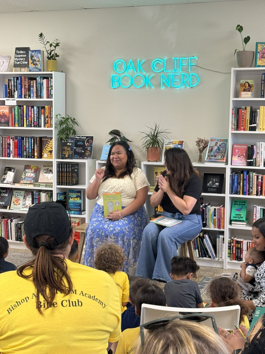 SunsetCA17's tweet photo. This Saturday, graduating senior Jazmine Triana, was invited by Claudia Vega to read for Bilingual Story time at @Whosebooks. What an exciting event and they had special guest for our young guests. Way to go Jazmine!!! https://t.co/gTYcUJVu8U