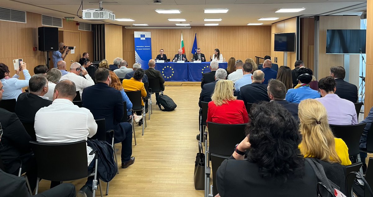 A constructive discussion with farmers’ representatives on the most pressing issues for 🇧🇬 Bulgaria’s farming sector.
 
I once again offer my sincere thanks to the farmers for their work, especially throughout the challenges of recent years, to ensure food security every day.