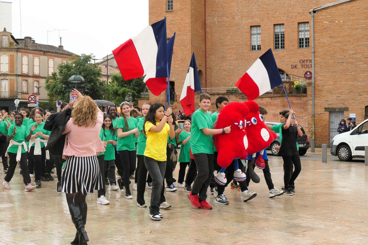 💃 Les élèves du @clgingres ont offert une performance époustouflante sur la place des Fontaines à #Montauban, célébrant l'arrivée de la flamme en #Occitanie. Le @tarnetgaronne82, labellisé #TerredeJeux2024, est fier de soutenir les #JO2024.