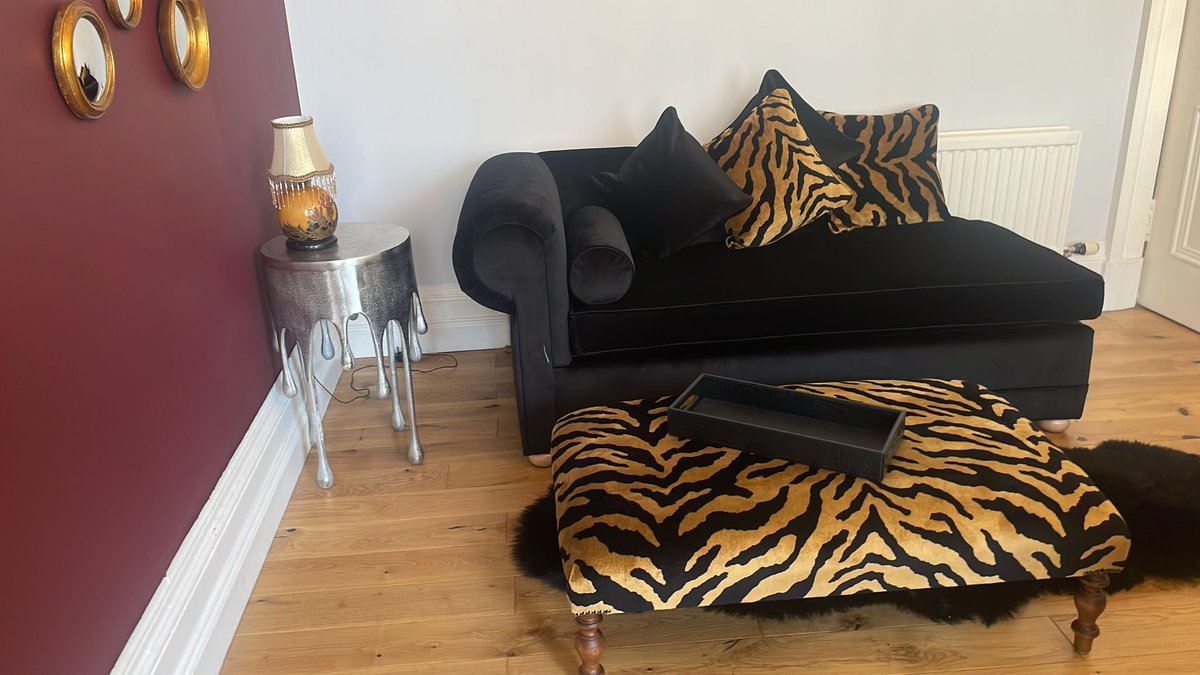 Sofabedcouk's tweet image. We love to see our designs in the customers choice of fabric.  Like the Cambridge Chaise longue in Sandringham Velvet fabic, perfectly offset by these funky Tiger cushions. #chaiselongue #chaiselounge #interiordesign