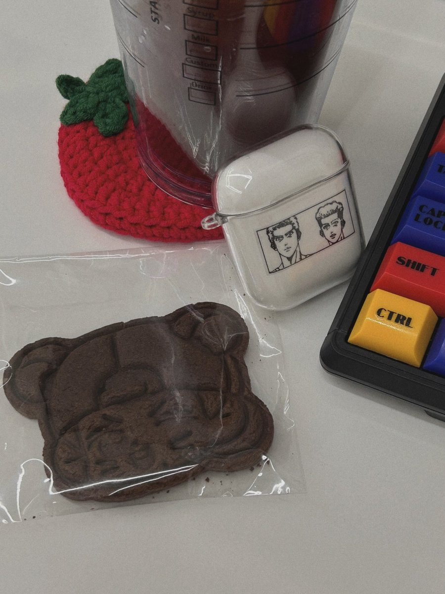 이거 아까워서 어떻헤 먹냐고 ㅜㅜ 5초 울고 회사 커피랑 맛있게 먹었답니다 ^_−☆