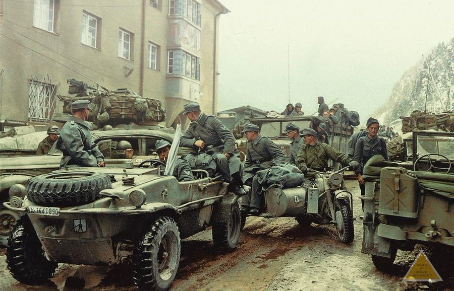 Schwimmwagen, BMW R75 motosiklet ve diğer araçlarla ABD kuvvetlerine teslim olan Alman askerleri - 1945.