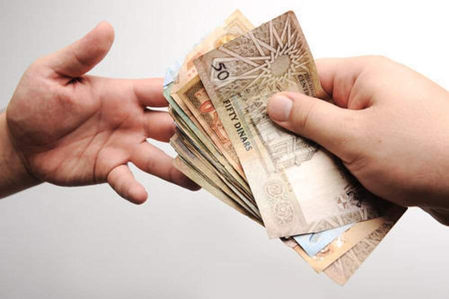 في الأردن : صفقة بيع راتب تقاعدي '800' دينار، لمدة '20' عاماً ب '35' ألف دينار. السؤال : لو كنت مكانه، هل ستوافق.؟