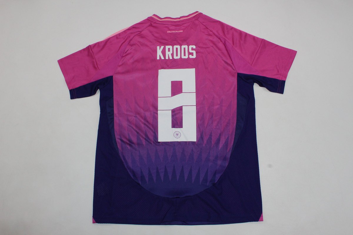 INFUTcamicracks's tweet image. ❤️8️⃣ SORTEO ESPECIAL RETIRADA DE KROOS

Sorteamos una camiseta (retro o actual) de 𝐓𝐨𝐧𝐢 𝐊𝐫𝐨𝐨𝐬 a elegir por el ganador/a. 

Para participar:

1. Seguir a @INFUTcamicracks 
2. Dar RT y MG a este tweet

¡Suerte a tod@s! 🍀