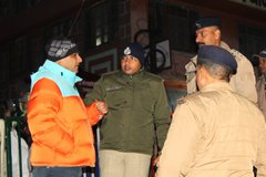 🔶#Uttarakhand के डीजीपी अभिनव कुमार ने #बद्रीनाथ_धाम में व्यवस्थाओं का जायजा लिया।  

🔶डीजीपी ने बद्रीनाथ धाम के आसपास के स्थानों की सुरक्षा के साथ भीड़ नियंत्रण के लिए बनाए गए पुलिस प्रबंधन का जायजा लिया। 

#CharDhamYatra2024 | #badrinathdham