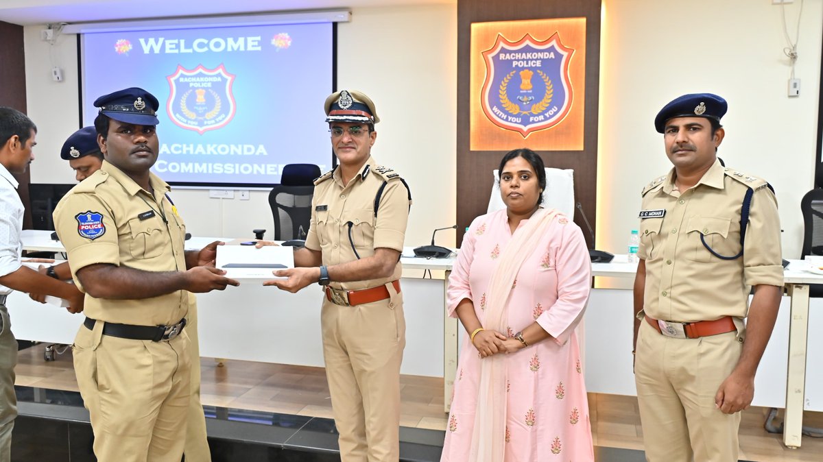 MalkajgiriCop's tweet photo. DISTRIBUTION OF NEW #TABLETS AND #LAW_BOOKS
Today, in a programme conducted at #CP_Office, Neredmet #CP_Rachakonda Sri.Tarun Joshi, IPS, distributed newly procured 170 Samsung #tablets, 80 high-end #Desktops, 18 #Laptops all worth Rs. 1.3 crores, and new #Law_Books to all #PatrolsMobiles, #BlueColts, #SHOs, and other officers. #CP urged the SHOs and other attending officers to make the best use of the #technology for #quick_responses and to provide #better_services to citizens. In this programme, #DCP_Crimes Sri.Aravind Babu, #DCP_Admin Smt. Indira Madam and #DCP_CyberCrimes Sri.Chandramohan participated.
#RachakondaPolice
@TelanganaDGP @TelanganaCOPs @DcpMalkajgiri @DCPLBNagar @DcpBhongir @DCPMaheshwaram @ntdailyonline @TelanganaToday @eenadulivenews @v6velugu @ManaTelanganaIN @Navatelangana @DeccanChronicle @TheDailyPioneer @TheHansIndiaWeb @the_hindu @TheDailyMilap @TheSiasatDaily @way2_news