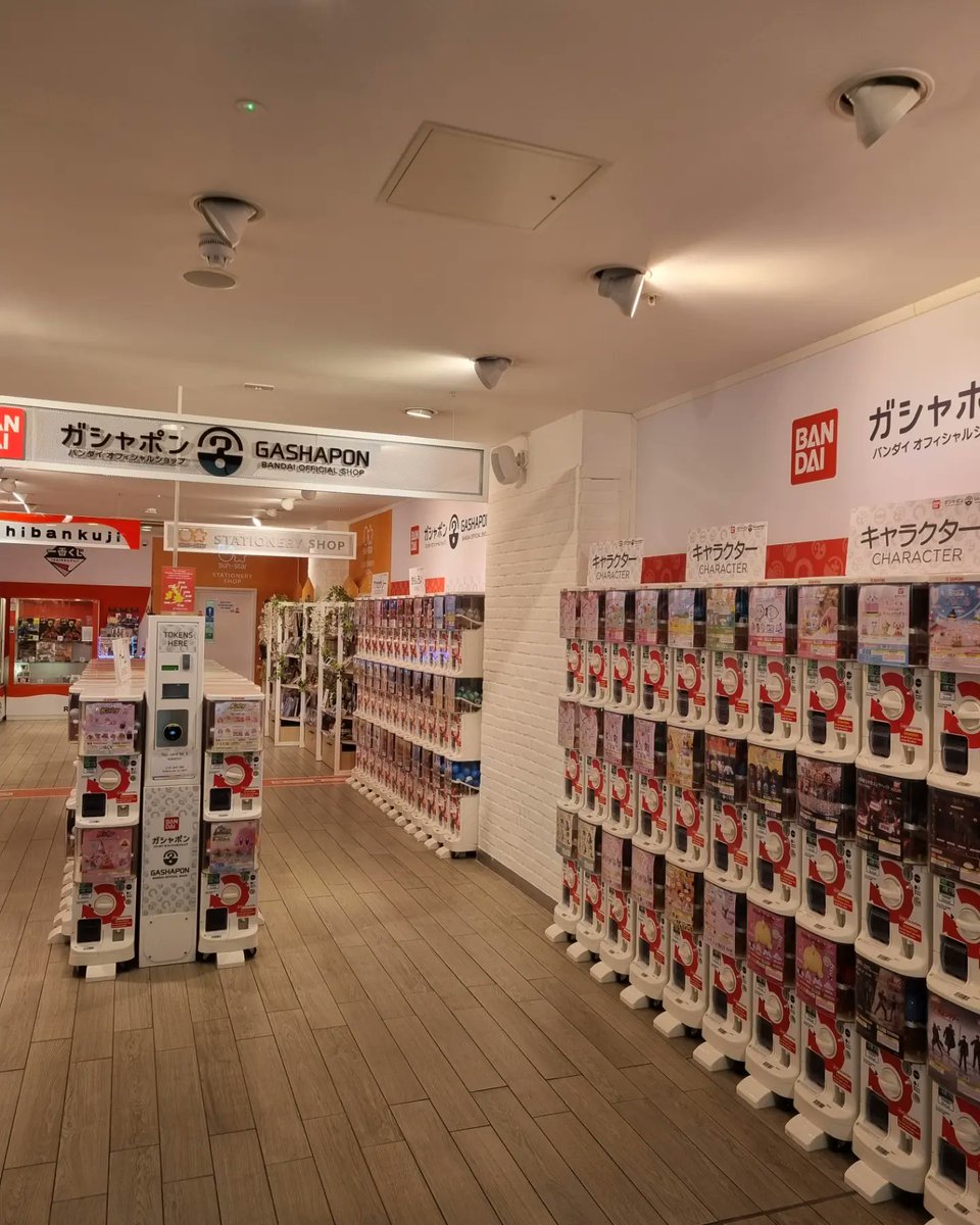 GachaponWorld's tweet photo. London's latest official gashapon store -  at London Victoria Station from Bandai Namco. There are other London gachapon stores in Camden &amp; Ealing.
#gachapon #gashapon #bandainamco #bandai https://t.co/HFe6YvlZHD