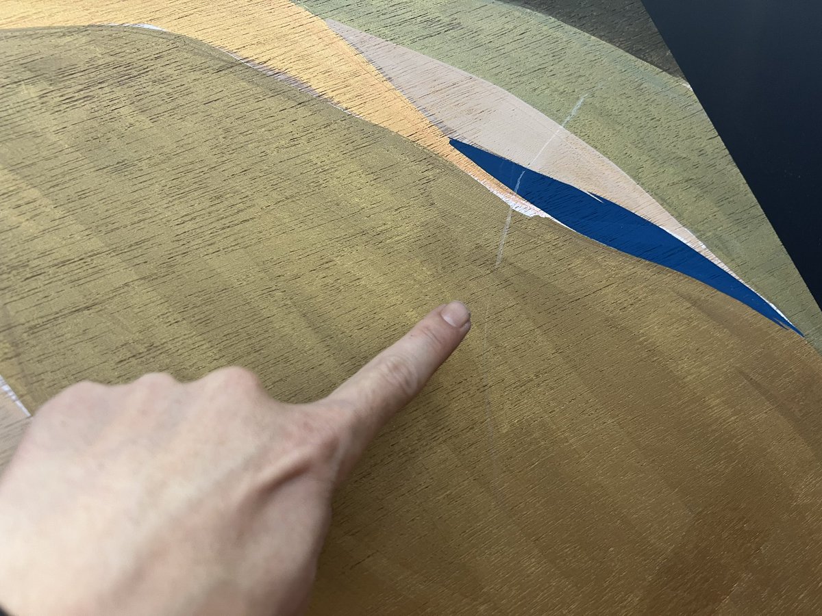 デザインフェスタ搬出時のトラブル。搬出口の大シャッターの目の前がブースだったんだけど、シャッターが開いた瞬間、風が吹き込み、パネルが倒れ、作品（150万円）が落ち、複数箇所に傷が。人もまだいたし倒れたパネルには釘を打ってたので怪我でもしてたら...運営責任者は呼んでも来ず謝罪もなかった