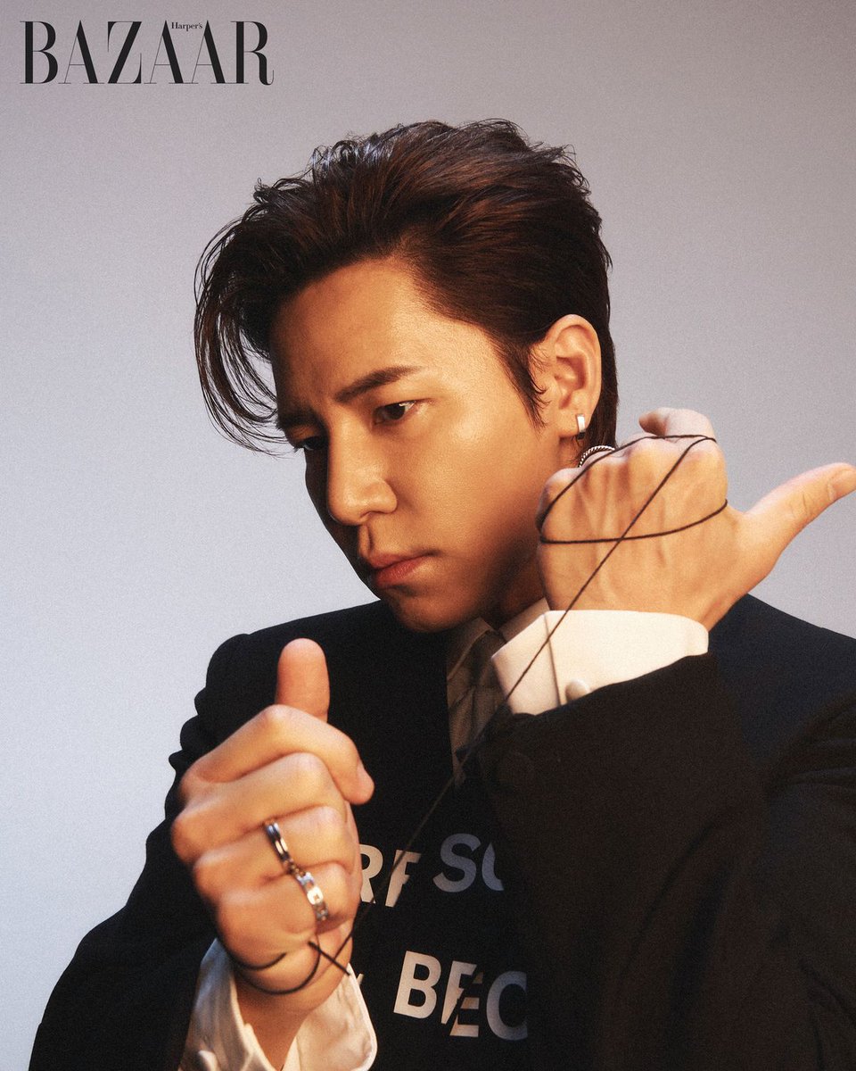 삼식이 삼촌 개봉하면서 여기저기서 찍어놓은 배우님이 나오니까 머무 기쁜 거 있죠. 배우님 나온 프로들을 두번은 기본으로 몇번씩 계속 보는 것 같아요. 화보도 멋지게 찍어놓으시고. 저 핏줄 돋은 손에 감아놓은 얇은 실에 귀에 달린 귀까지 진짜 너무 까리하고 잘생기고..