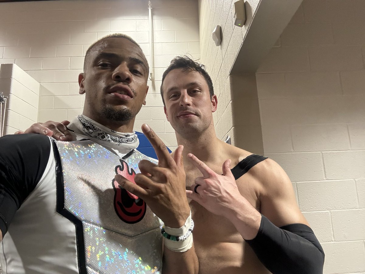 HaleYeah3's tweet photo. 2 Kentucky boys doing their thing 🔥🤝
Great seeing my brotha @TheBadReed last Friday. Here’s to the future #AnotherFriday https://t.co/XrhS1OG8rY