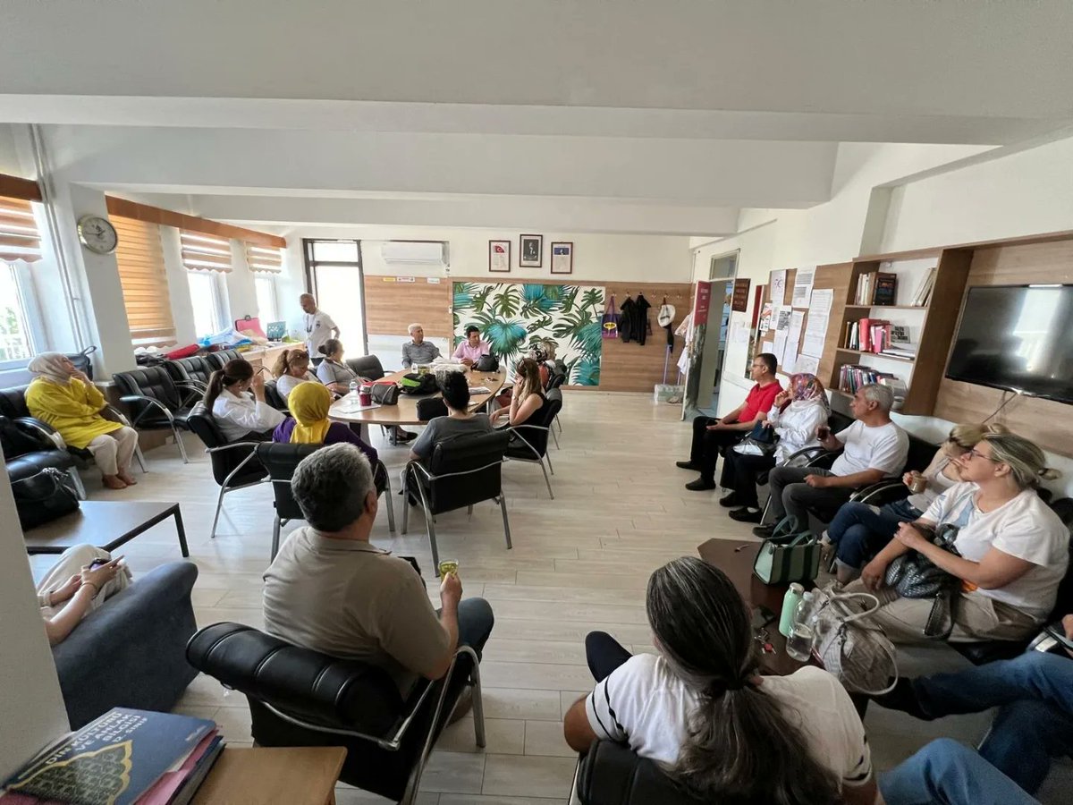 toroslarmem's tweet photo. Türkiye Yüzyılı Maarif Modeli Yeni Müfredat Programı Tanıtımı kapsamında, Şube Müdürümüz Sn. Yusuf CİCE, 19 Mayis A.L öğretmenleriyle bir araya geldi.

#köklerdengeleceğe 

@tcmeb @Yusuf__Tekin @ahpehlivan53 @MersinMEM @fazilet_durmus @BaykalBasdemir @Sogukpinar023 @OguzhanTulucu https://t.co/PpexuoooWz