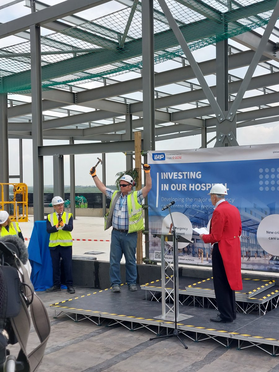 UHD_NHS's tweet photo. It's #TransformationTuesday! 🏗️and we're throwing it back to last year's celebrations for the topping out ceremony of our new BEACH build; the centre of our plans to make Royal Bournemouth the major emergency hospital for the region💙🫶🏼 #TeamUHD

🔗 https://t.co/uLVd6Y61x4 https://t.co/HxXU3HBee5