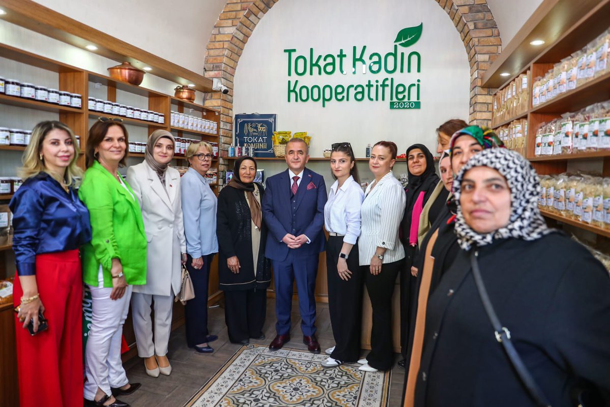 📍Taşhan

İl Özel İdaresi Genel Sekreterimiz Ahmet Kayhan, Valimiz Sayın Numan Hatipoğlu ve İl Protokolünün katılımlarıyla gerçekleştirilen Tokat Kadın Kooperatifleri ve Tokat Komana Markasına ait ürünlerin tanıtımının yapılacağı mağazanın açılışına katıldı.

Üretken, emek veren