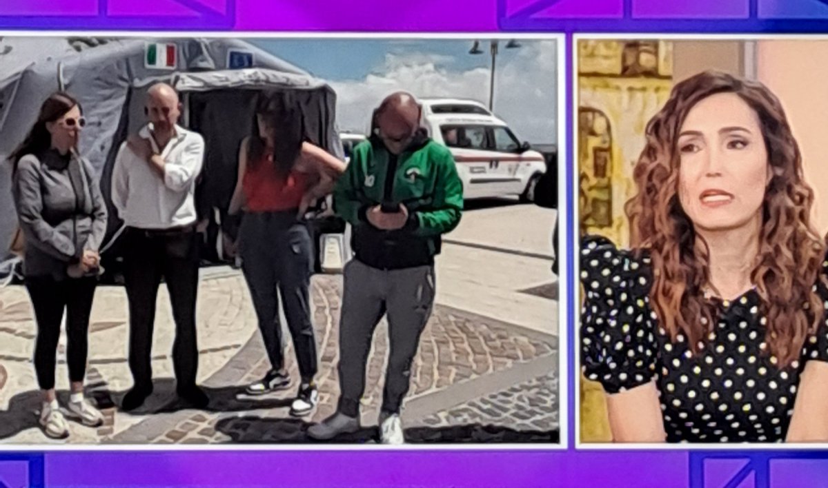 Il giornalista da #Pozzuoli per @caterinabalivo, appena la dottoressa al suo fianco cita gli inasprimenti del #GovernoMeloni sulle ristrutturazioni, toglie il microfono e glissa miseramente verso l'estetista, più generica nelle polemiche. Censura edilizia. #TeleMeloni
 #terremoto