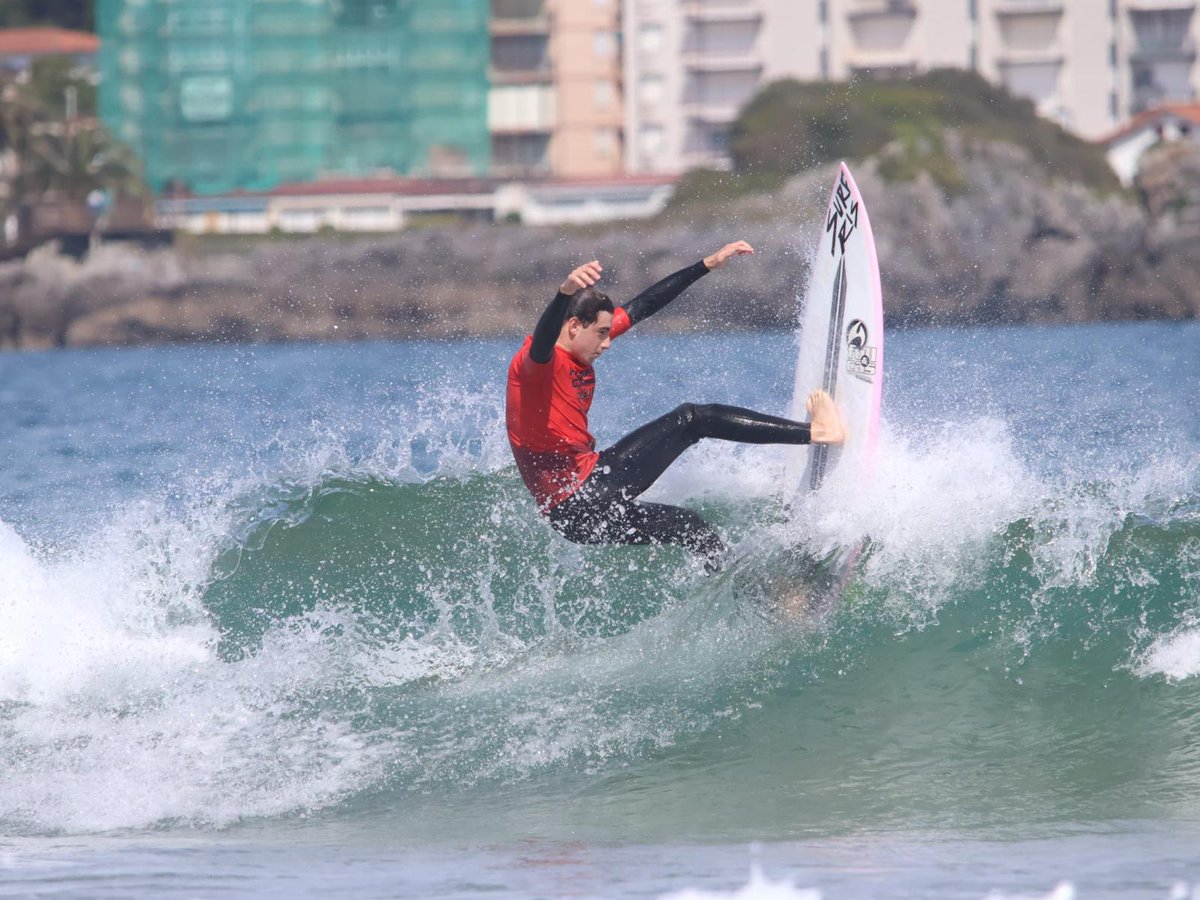 Intenso fin de semana en la playa de Ris dlvr.it/T7BMdX 🏄‍♂️🤙