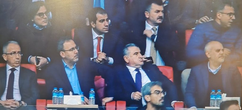 Bu Fotoğrafların Ortak Noktası;

21-22 trabzonspor, siyasi destekle şampiyon oldu, 23-24 galatasaray, siyasi destekle buralara kadar geldi…

İki sezonda da Fenerbahçe’nin hakkı yenilerek 2. liğe itildi.