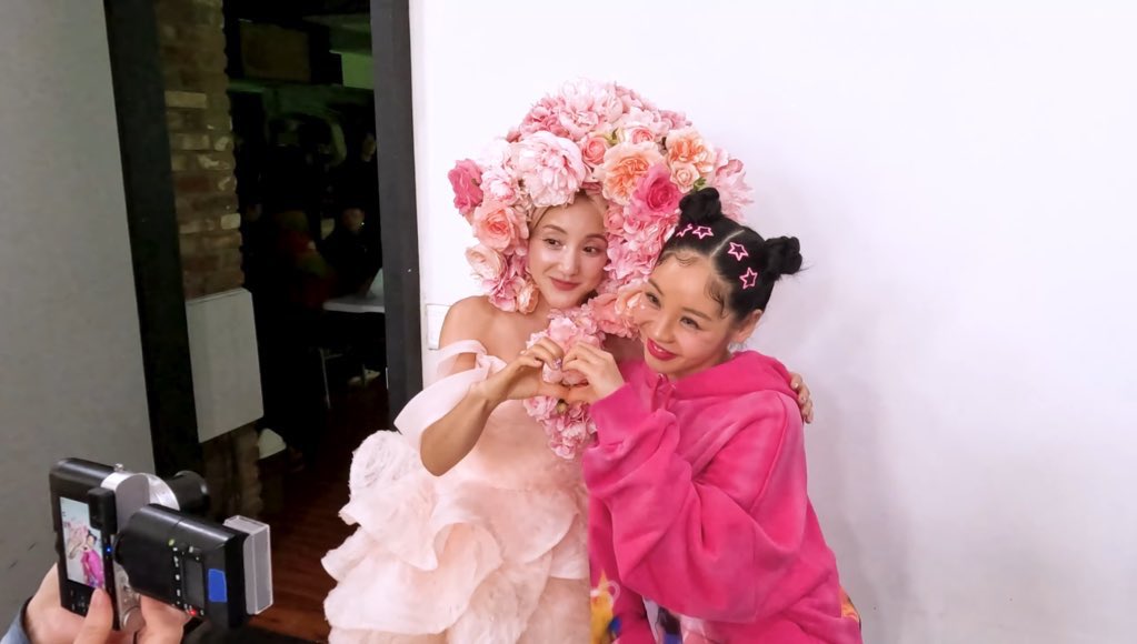 🎥 เบื้องหลังการถ่ายทำมิวสิควิดีโอ
BADA 바다 '핑 PING @.@ (Feat. Truedy)' MV Behind The Scenes 

>> youtu.be/vxNnArc5IgQ?si…

#BADA #바다