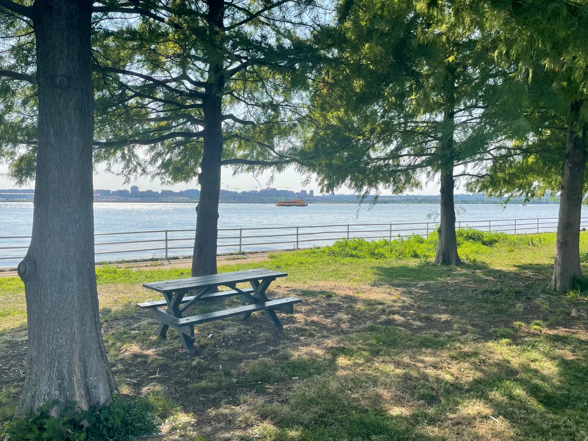 With the breeze coming off the water, lots of shady trees, and room to run around, Hains Point is a great place to picnic. Please be respectful of others, clean up your trash, and dispose of grill ashes in the specially marked receptacles. Learn more: nps.gov/nama/planyourv…