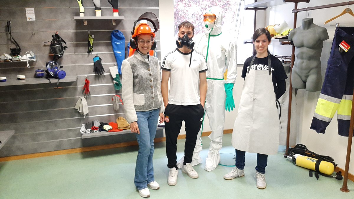 prevencionjcyl's tweet photo. #AulaPRL 
HOY nos visitaron alumnos de FP, de Adm. y Gestión del IES San Andrés de San Andrés del Rabanedo en #León con su profe:
✅  Cristina Navedo y sus "ayudantes":
✅ Alejandro y Patricia

@iessanandres @CFIEdeLeon

 ¿Por qué no lo haces tú?  
https://t.co/hTaKNM1GpQ https://t.co/5dmfZr340f