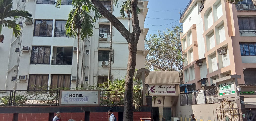 IPindhara's tweet photo. Despite of notice 351 issued to Manali hotel on manchubhai rd  MaladEast no action taken by @mybmc on illegal G+4 RCC structure. Plstaken action on this structure, don't action always poor people. @PMOIndia @CMOMaharashtra @Dev_Fadnavis @ShelarAshish @AUThackeray @mohsinofficail https://t.co/98qhpA6m5a