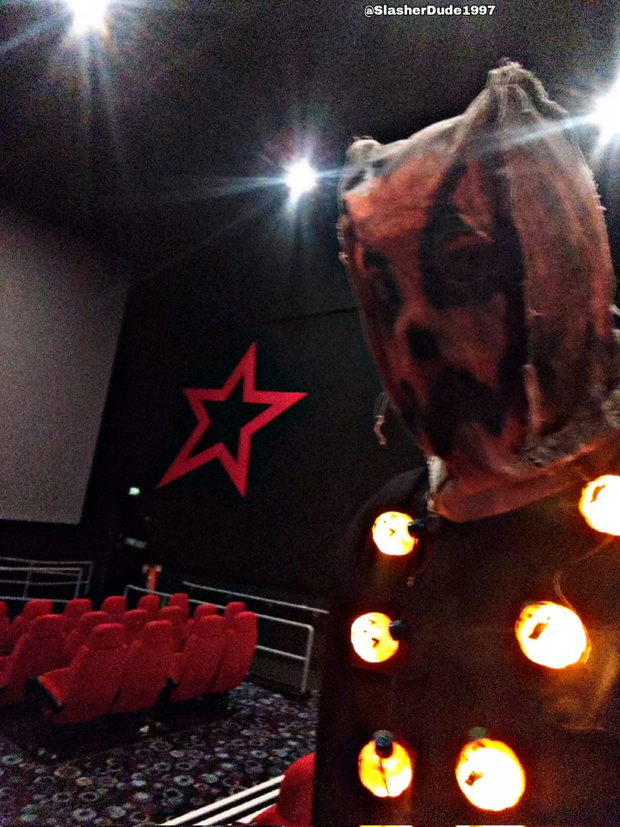 The Pumpkin Sack Man is here at @cineworld for #TheStrangersChapter1 movie!!
.
.
#HorrorFamily #HorrorCommunity #HorrorCosplay #HorrorCosplayer #HorrorFans #HorrorFan #HorrorLover #HorrorLovers #MovieAddict #Photos