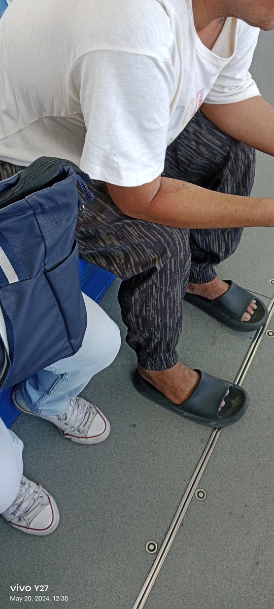 daddydan7776751's tweet photo. Nakasabayan ko si daddy sa lrt  mula sa pag kuha ng card hanggang sa pag cr katabi pa kmi umihi nagkatitigan kmi habang nag tinginan kmi ng mga titi namin tapos ngumiti lang siya. Mukhang simply lang si kuya kunting ligo at bihis lang ito magiging malinis din siya. Gwapo rin kc https://t.co/qdAh05oIHM