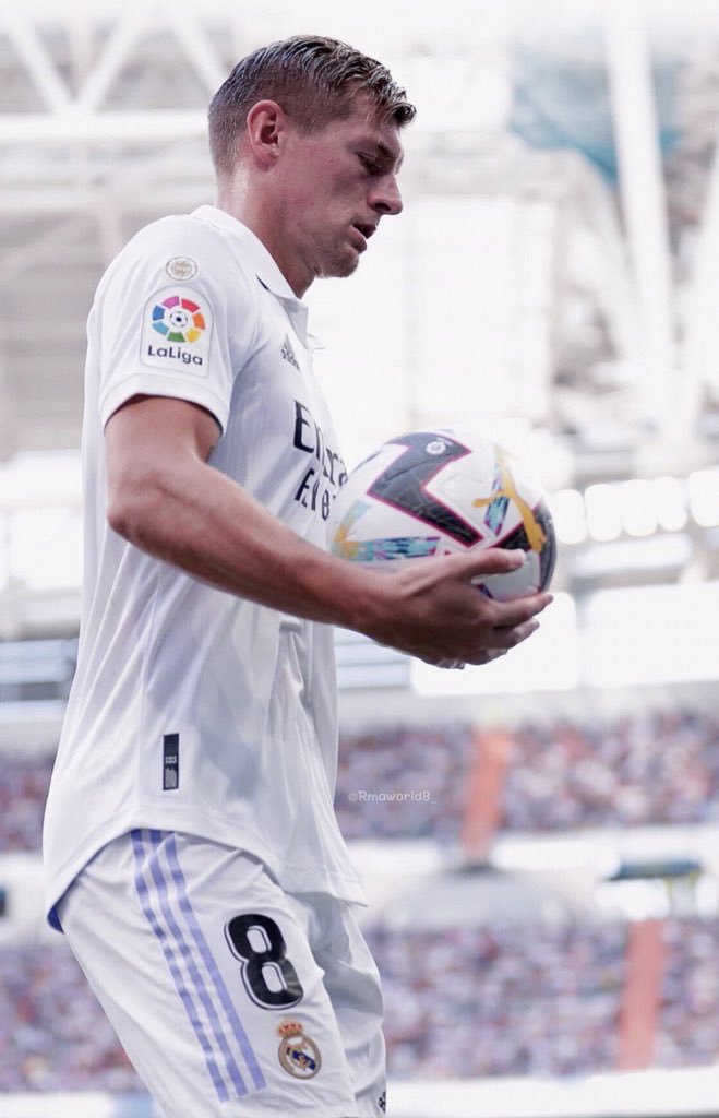 kroosismoo's tweet photo. Hoy, 21 de mayo de 2024, y con lágrimas en los ojos, digo adiós al que es y será mi jugador favorito. 

Hoy, martes, a la edad de 34 años y después de realizar una de las mejores temporadas de su vida, Toni Kroos acaba de anunciar que se retira. 

Hoy, con gran pesar, despido a uno de los más grandes que ha habido en este deporte, y en especial en su posición. 

Pero también con gran alegria. La alegria de haber podido disfrutar de un jugador así, irremplazable y único. 

Así que, gracias Toni. 

Gracias, por tu trabajo silencioso y elegante para que el ruido de las victorias fuera posible. Gracias por tu forma sublime y tan especial de entender el fútbol. Gracias por hacerme levantarme de la silla con un simple pase. 

Desde tus manías con las botas a preocuparte más por el pelo que por una final de Champions, a no sonreír ni enfadarte con (casi) nada en tus 10 temporadas aquí, gracias. Porque no se entiende el Real Madrid sin ti, y no se volverá a ver a nadie en el mundo como tú. 

Gracias por inspirarme, por querer jugar como tu, por aprender algo en cada partido. 

Me alegro mucho de que te vayas por la puerta grande, y con el reconocimiento que muchos llevabamos dandote desde hace años y que pasaba desapercibido. Porque eras lento, porque no defendías, porque solo dabas pases horizontales… cuando nosotros veíamos precisión, veíamos jerarquía y dirección, veíamos cómo marcabas los tiempos del equipo y del rival con un simple control o un centro. 

Me faltan palabras para expresar lo que me has hecho sentir todos estos años, y para agradecerte cada minuto que has jugado con esta camiseta. 

Le hablaré a mis hijos y a mis nietos de ti. Porque mi jugador favorito siempre será Kroos, venga quien venga. 

El más grande de todos los tiempos. 

Muchas gracias, y hasta siempre @ToniKroos 

8🤍🐐