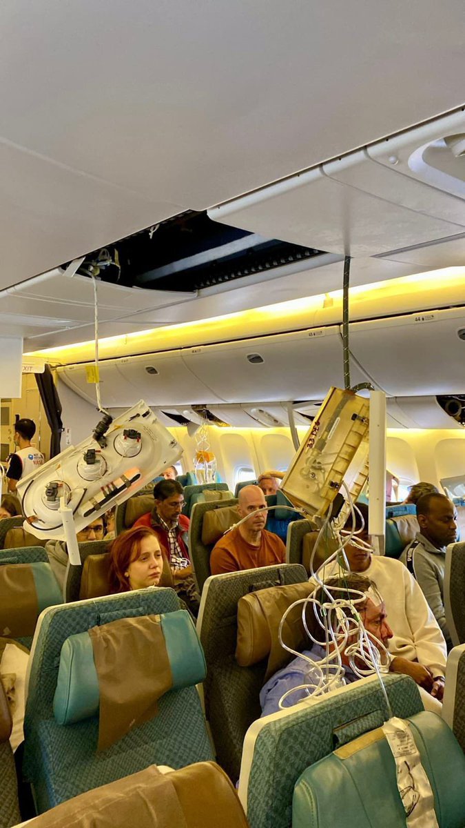 Singapore Airlines Flight SQ321 Incident -  a Thread 🧵

1. Emergency oxygen masks are dropped, and a person with a head injury is seen sitting in a shocked state.
#สิงคโปร์แอร์ไลน์