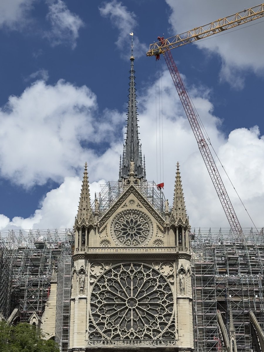 Le pignon sud de Notre-Dame a été restauré et la rose du midi est à nouveau visible ! 😍