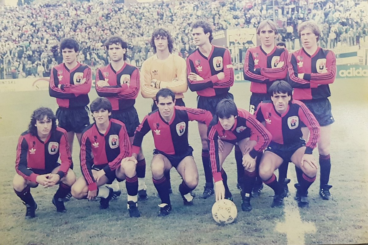 Hace 36 años se coronaba campeón del fútbol argentino  anticipadamente @Newells con un plantel y CT integrado 100% x hombres nacidos en el club, caso único en la historia.  Fueron 38 fechas inolvidables desplegando fútbol químicamente puro. Impardables. Salud campeónes!