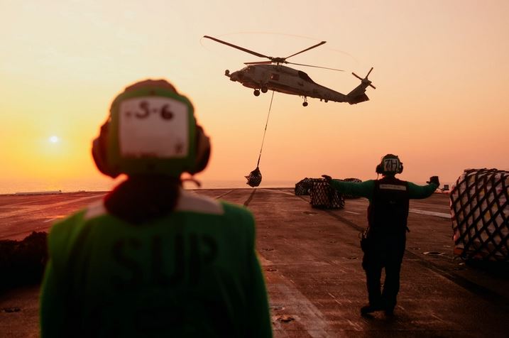 An MH-60S Seahawk drops supplies off on the flight deck of Nimitz-class aircraft carrier USS George Washington … dvidshub.net/r/vkxy4s #Navy