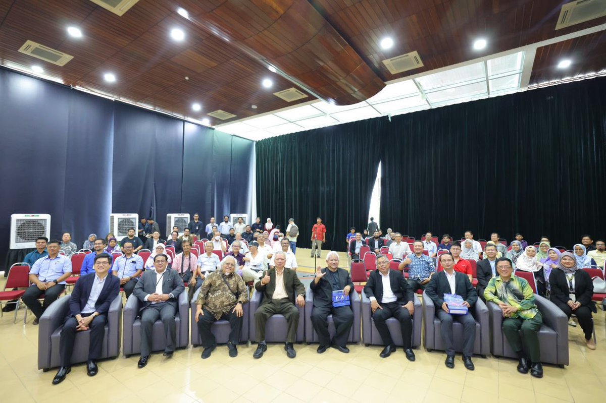 Pengerusi Lembaga Pengarah UKM, Prof. Emeritus Dato' Dr. Mohamad Abd. Razak hadir ke Majlis Bicara Ilmu Prof. Dr. Mohamad Tajuddin Haji Mohamad Rasdi di Persada Canselori, hari ini. Berita di shorturl.at/FpOvb #UniversitiWatanKita #IlmuMutuBudi #UKM #UKMSharing