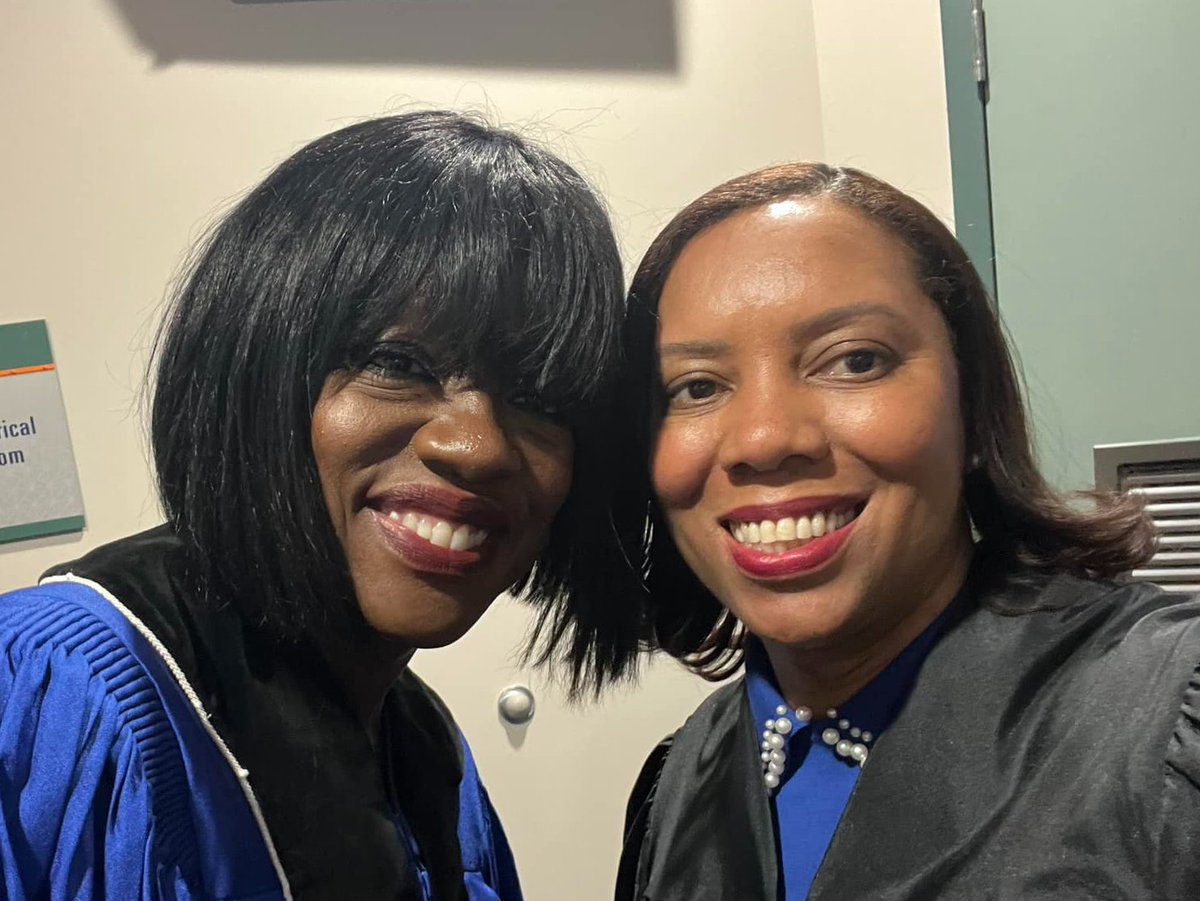 Sabina_Matos's tweet photo. Over the weekend, it was such an honor to meet @violadavis at the University of Rhode Island graduation!
Rhode Island is so proud of you!!
Congratulations Rhody & #GoRIC!!
Rhode Island College Alumni Association (RIC) https://t.co/RHwU83uRH4
