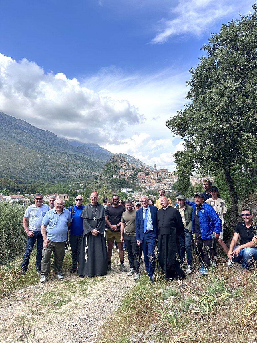 [ Bénédiction du Chjassu di San Teofalu ] ⛪️⛰️🥾

A l’occasion de la Saint-Théophile, fête patronale de Corte, son éminence  le Cardinal Bustillo a béni « U Chjassu di San Teofalu » qui fait partie de la 30ne de km de sentiers réhabilités autour de la Restonica.