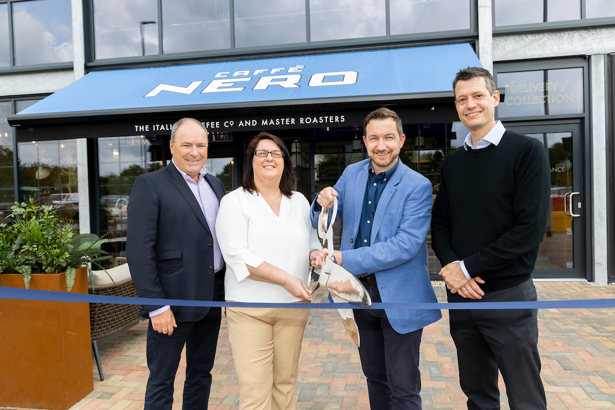 London Stansted Airport (@stn_airport) on Twitter photo 🔌 New EV charging hub and drive-thru food outlets at <a href="/STN_Airport/">London Stansted Airport</a>!
🚘 Operated in partnership with Swarco, the high-speed EV charging hub is ideally located.
🔋 Cars can be charged in 30 mins & you can enjoy <a href="/BurgerKing/">Burger King</a> + <a href="/CaffeNero/">CaffèNero</a> whilst you wait.
➡️ bit.ly/4bN4CC0 🔌 New EV charging hub and drive-thru food outlets at <a href="/STN_Airport/">London Stansted Airport</a>!
🚘 Operated in partnership with Swarco, the high-speed EV charging hub is ideally located.
🔋 Cars can be charged in 30 mins & you can enjoy <a href="/BurgerKing/">Burger King</a> + <a href="/CaffeNero/">CaffèNero</a> whilst you wait.
➡️ bit.ly/4bN4CC0