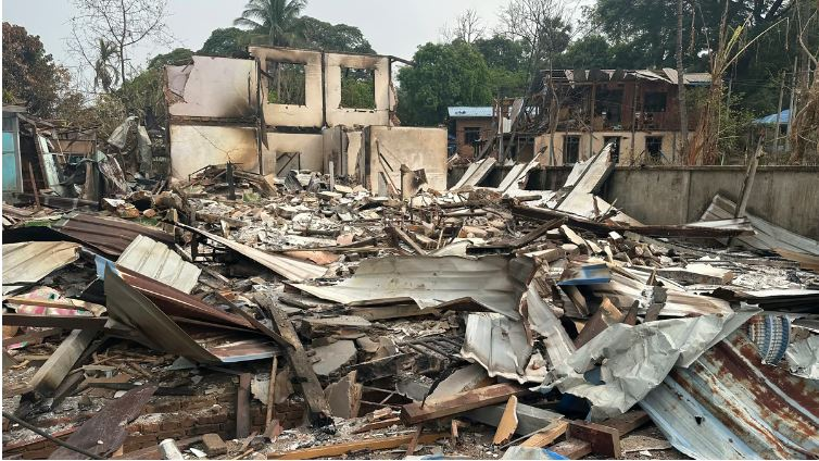 5,000 houses belonging to Buddhists and Hindus destroyed just 25 km from the #Bangladesh border.

📍Buthidaung, #Myanmar

While Hindus in India are not protected, will Hindus abroad ever be protected ?

#HindusUnderAttack #SaveHindusGlobally