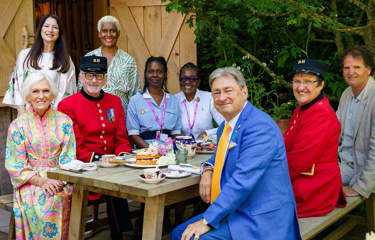 Queen's Nurses @SchnellerKendra and Fawn Bess-Leith join the TV celebrities for tea and cake in the @NGSOpenGardens garden, which has won a Gold Medal at the Chelsea Flower Show. Congratulations, everyone! @tomstuartsmith @crocusCoUk @ProjGivingBack @The_RHS