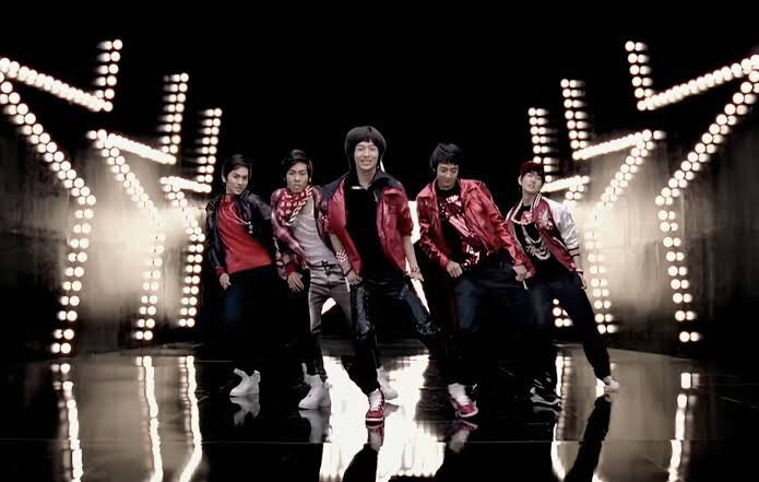 kchartsmaster's tweet photo. 16 years ago today, SHINee released their debut single "Replay". https://t.co/sTztXD1Ycn