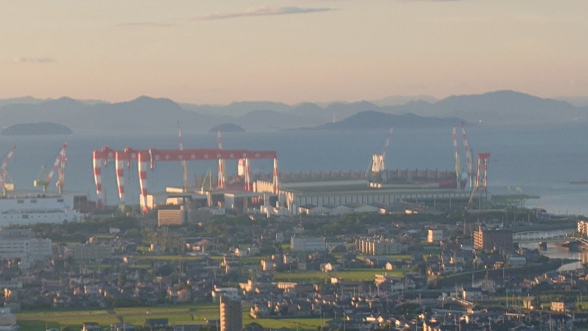 TEIJI747's tweet image. RP かがどころか大和より100m以上デカいよ。6隻建造された24000TEUシリーズのうち2隻を見ました。今治造船西条ドック（1・2枚目。2枚目ではドック外に出てます）、同丸亀ドック（3枚目）。