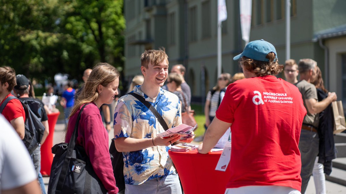 HSAnhalt's tweet photo. Campusführungen: Am #Hochschulinformationstag am 1. Juni führen Studierende über den Campus Köthen. #hsanhalt 
Wer Fachbereiche, Labore und Hörsäle bei einer geführten Tour sehen möchte, kann sich hier für einen Rundgang anmelden: 
➡️https://t.co/XQrTKjcJcw https://t.co/qa5Ly2m83H