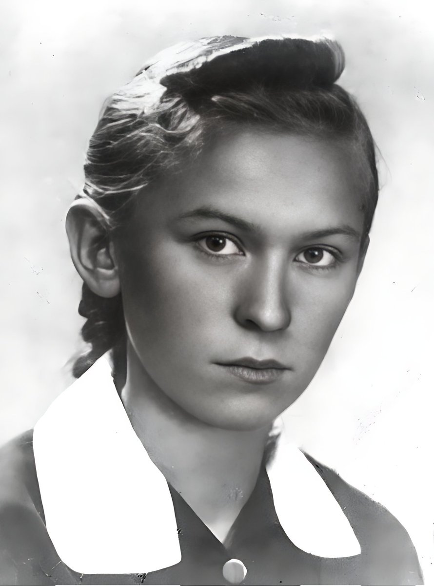 21 maja 1925 roku urodziła się Zofia Hafke, sanitariuszka z Powstania Warszawskiego, Pułk 'Baszta'. 🇵🇱 Poległa 24 września '44 podczas obrony 'Pudełka', umocnionego punktu przy al. Niepodległości. Miała 19 lat...